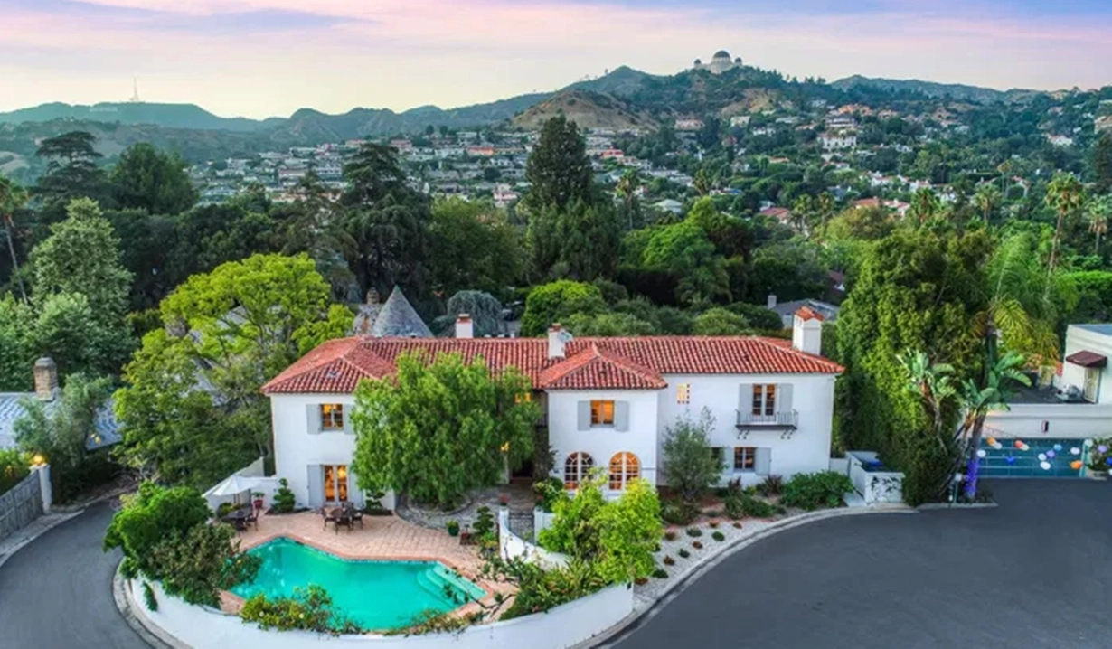 Days alum buys mansion following break-up